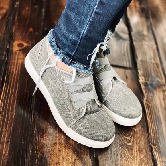 FINAL PRICE NIB Gray Outwoods Slip On Sneakers - Picture 1 of 6